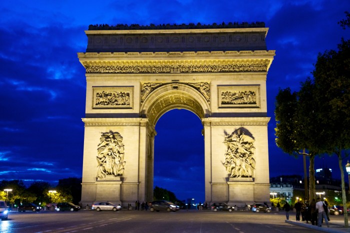 Arc triomphe paris famous landmarks france monument nuit la most etoile night place facts popular around french monuments arch visit